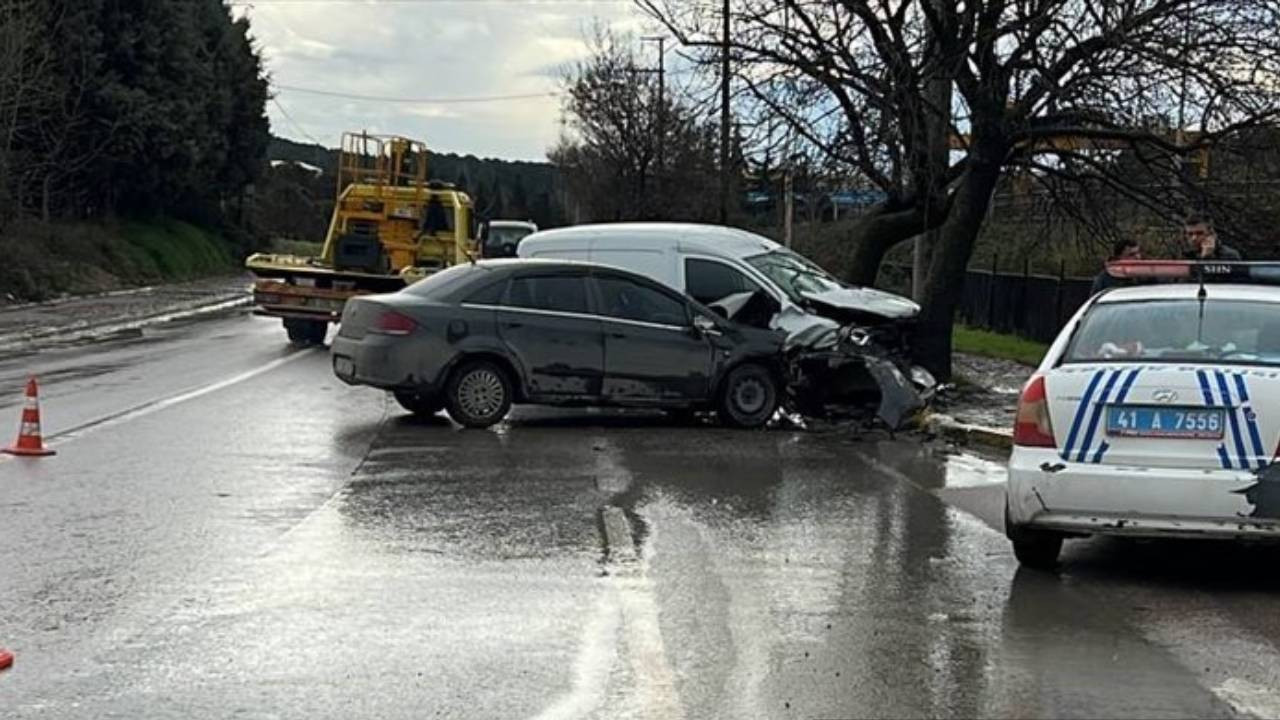 Kocaeli'de hafif ticari araç ile otomobil çarpıştı, 3 kişi yaralandı