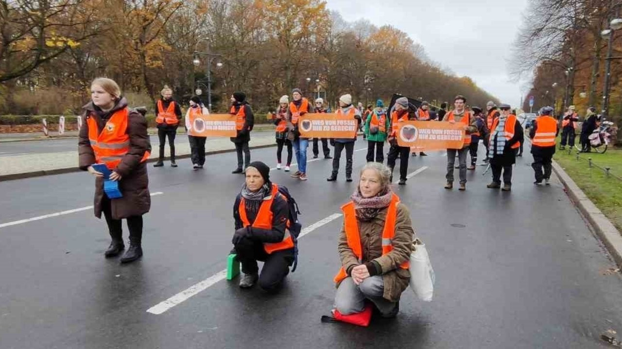 Almanya'nın birçok şehrinde iklim aktivistleri gösteri yaptı