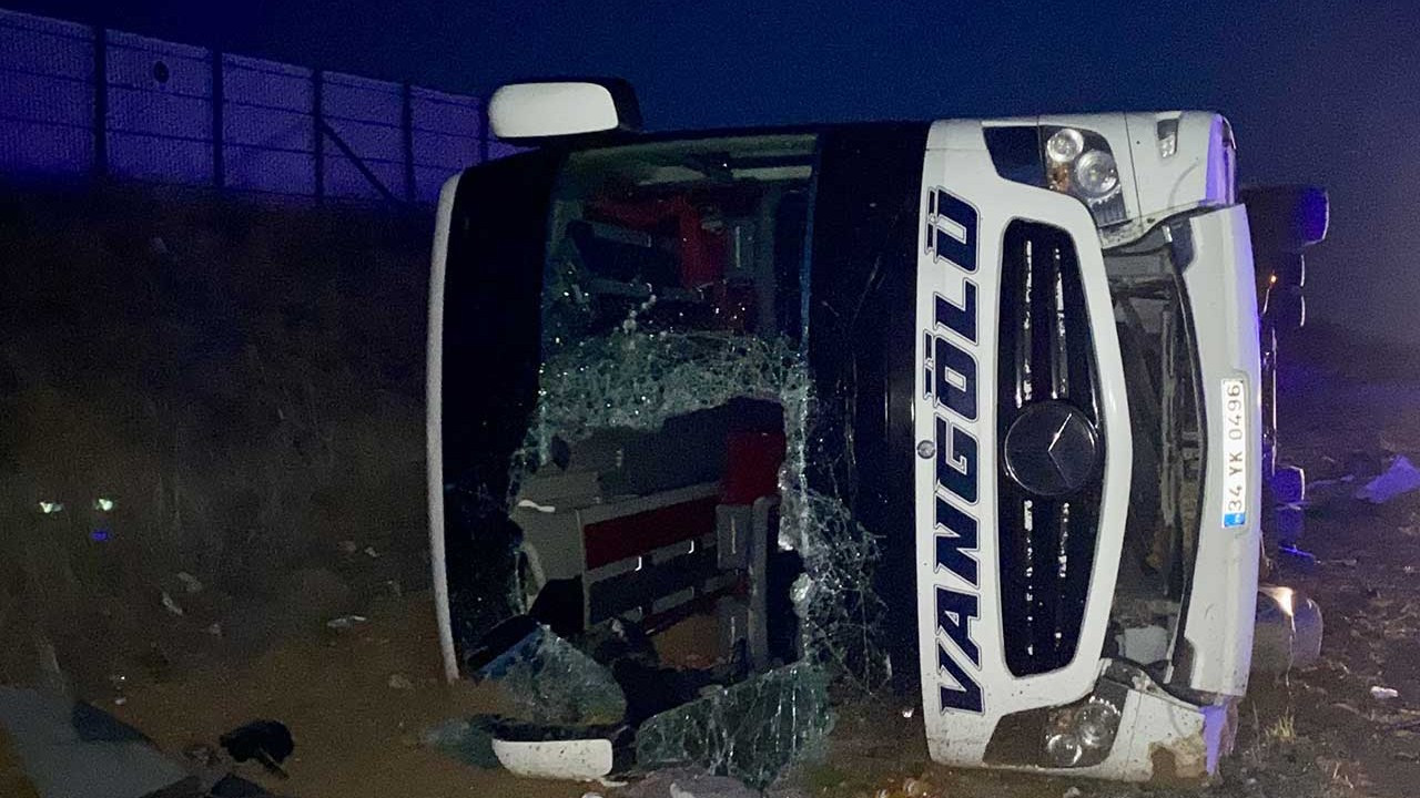 Kırşehir'de yolcu otobüsü devrildi: 15 kişi yaralandı