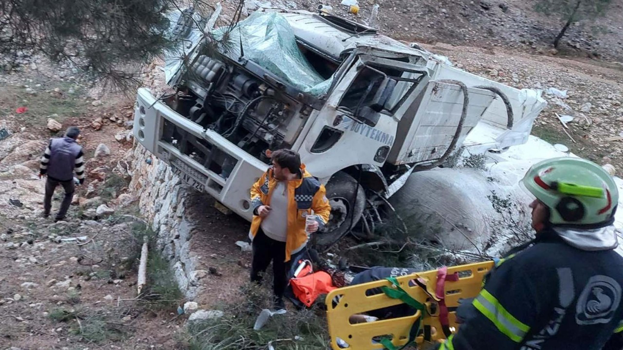 Kamyon şarampole devrildi, yolcu yaşamını yitirdi