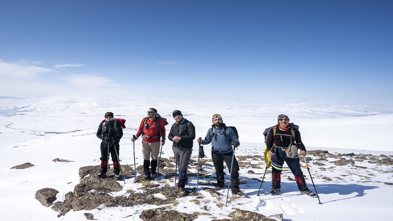 Kars'ta dağcılar 3 bin 197 rakımlı Kısır Dağı'nın zirvesine tırmandı