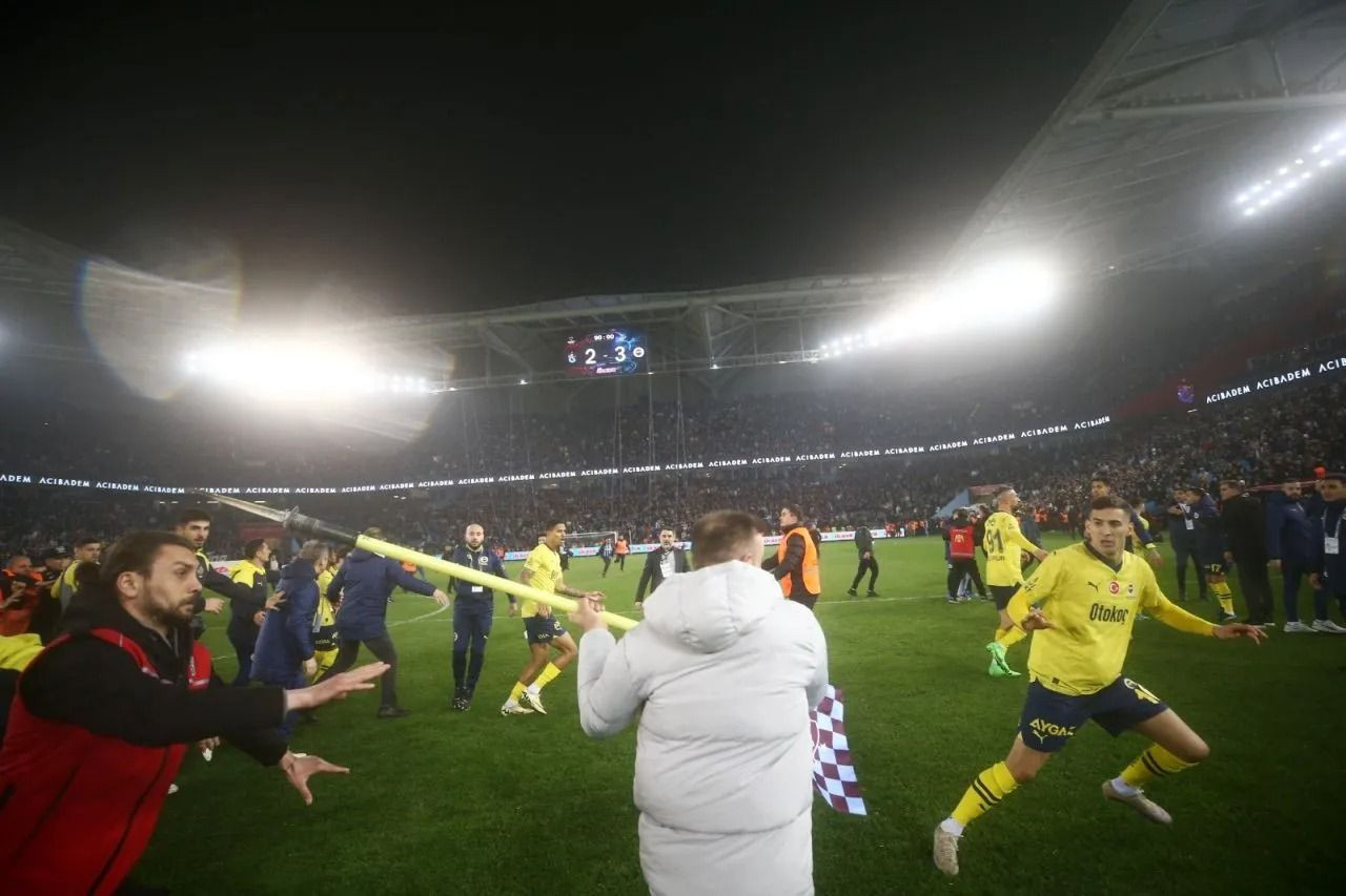 Trabzonspor-Fenerbahçe maçı dış basında: 'Kung-fu, tekme, yumruk, skandal...' - Sayfa 1