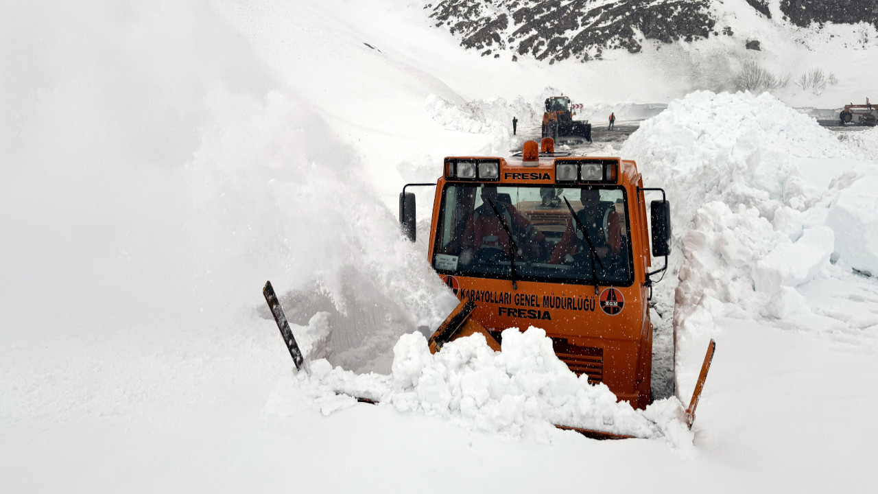 Ardahan'da kardan kapanan yol için çalışma