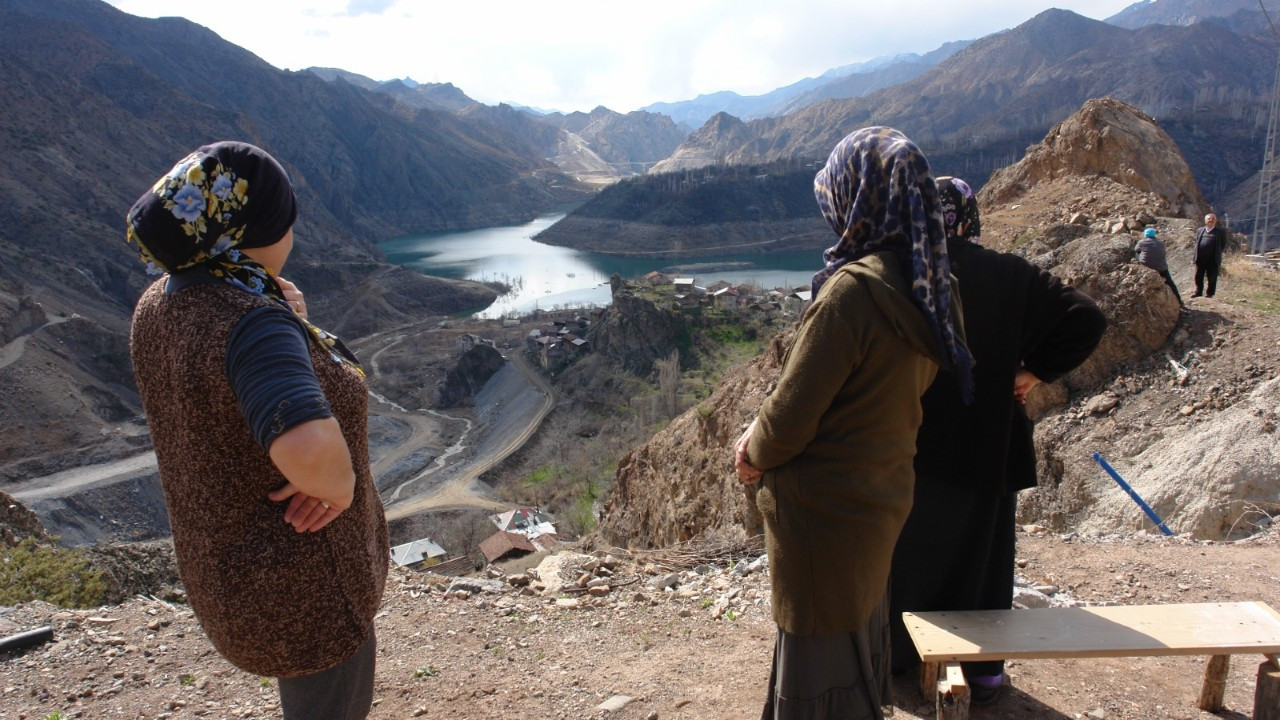 Yusufeli Barajı'nda su çekildi köy ortaya çıktı