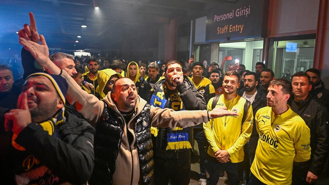 Fenerbahçe İstanbul'a gece 4'te döndü: Havaalanında karşılama