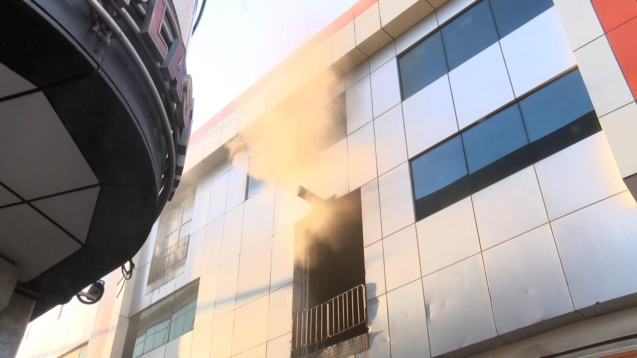 Bayrampaşa'da ham madde deposunda yangın: 19 kişi kurtarıldı