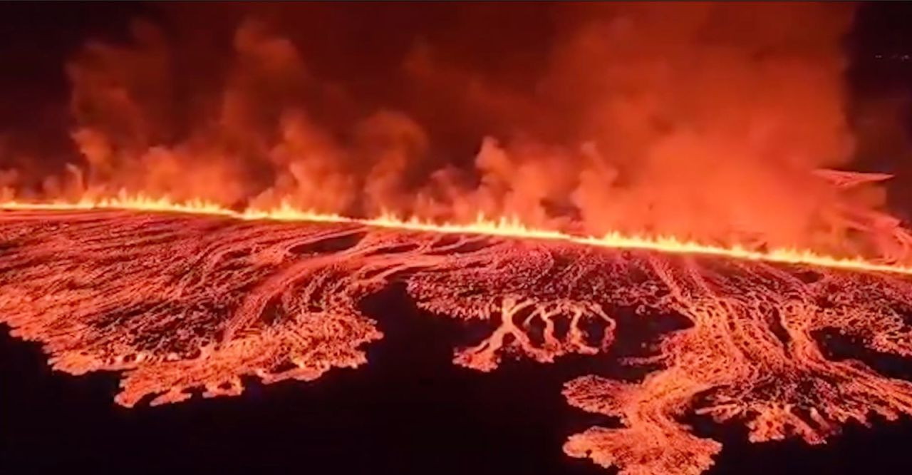 İzlanda'da yanardağ lav saçtı: 'En güçlü patlama' havadan görüntülendi - Sayfa 1