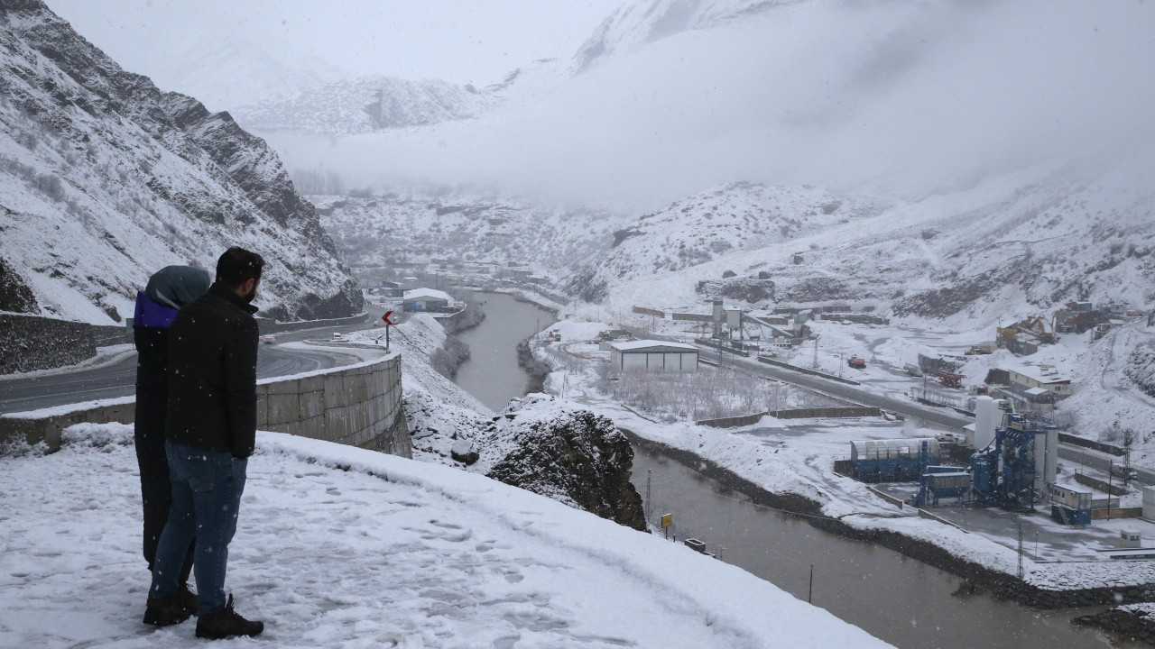 Hakkari'de kar, sel ve heyelan yolları kesti, okullar 1 gün daha tatil