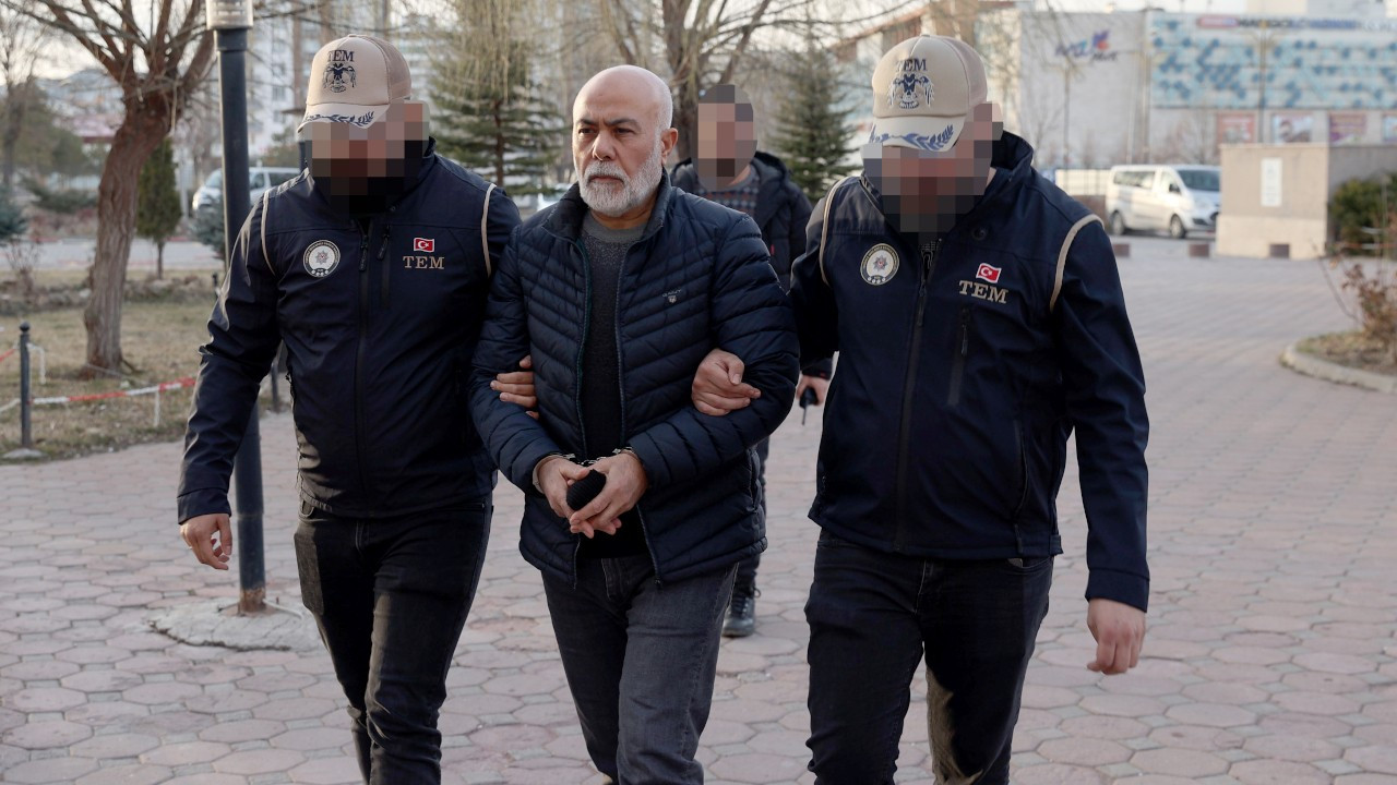 'FETÖ üyeliği'nden aranan eski vali Ahmet Pek yakalandı
