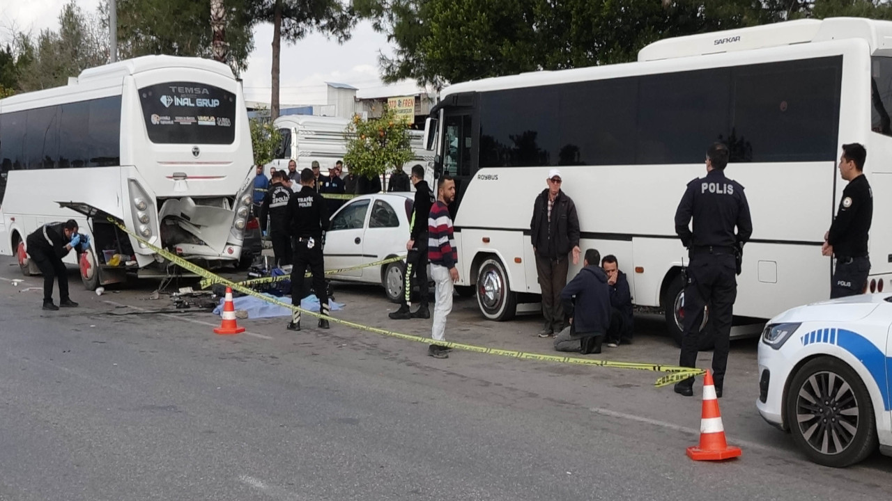 Antalya'da motosiklet servis aracına çarptı