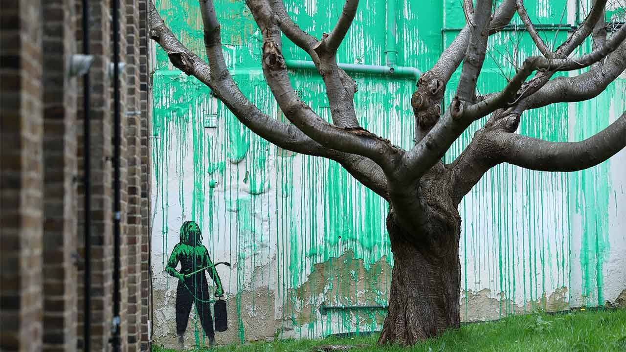 Banksy'nin Londra'daki yeni eseri tahrif edildi