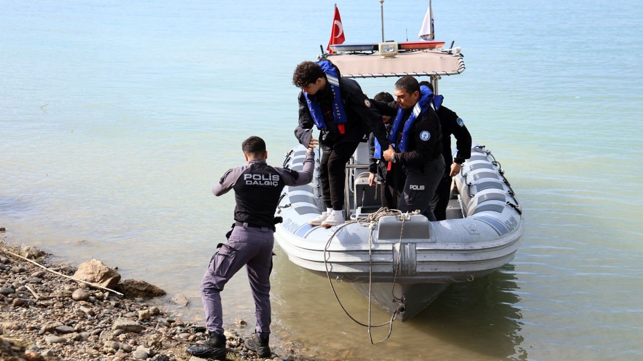 Deniz bisikleti ile göle açılan gençleri polis kurtardı