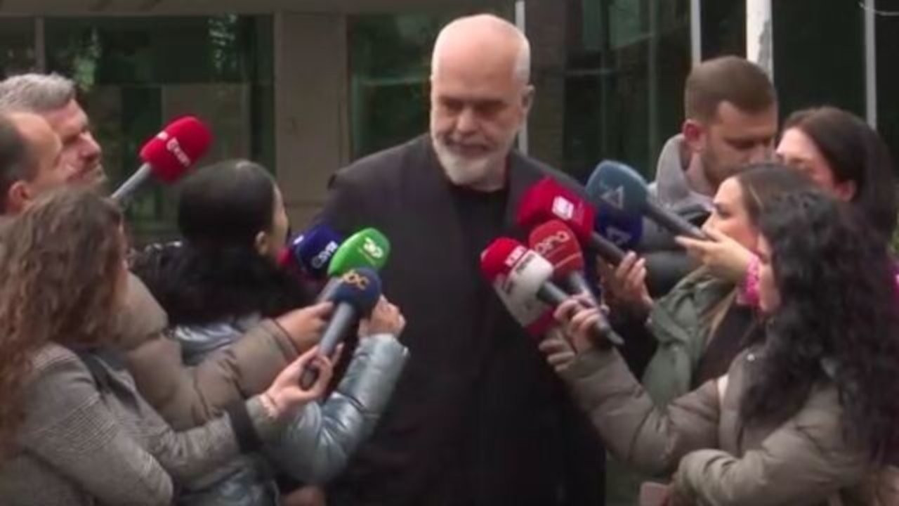 Arnavutluk Başbakanı Edi Rama soru soran gazeteciyi itti: 'Kadın düşmanı'