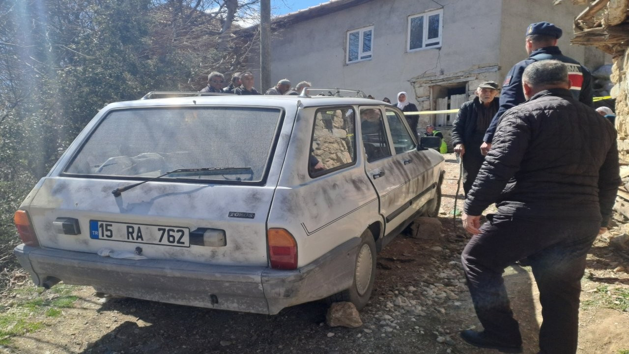 Burdur'da yokuşa park ettiği aracı kayan sürücü ezildi