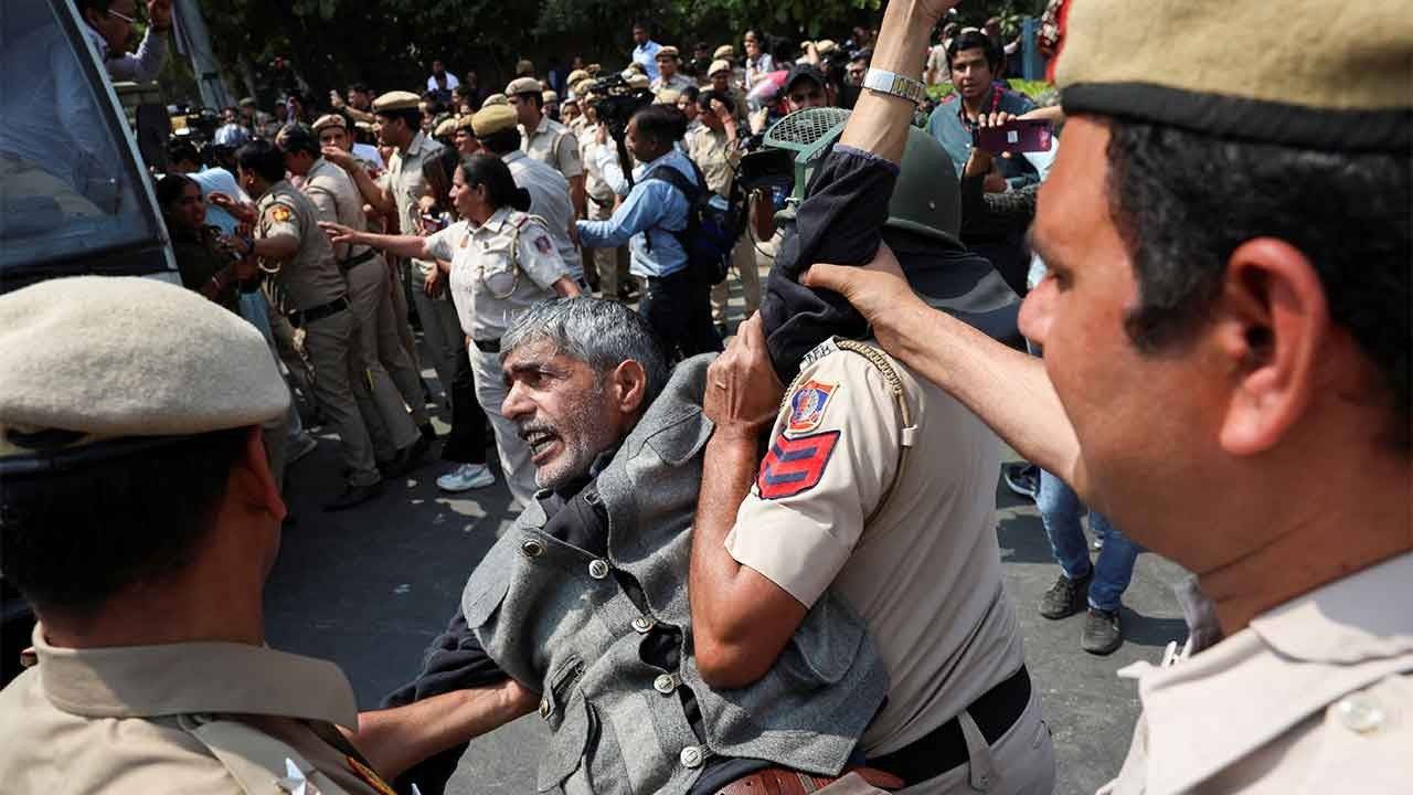 Hindistan'da muhalefet lideri gözaltına alındı: Yeni Delhi'de protesto