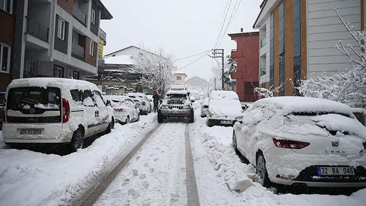 Isparta ve Burdur'da başlayan kar yağışı arabaların üzerini örttü