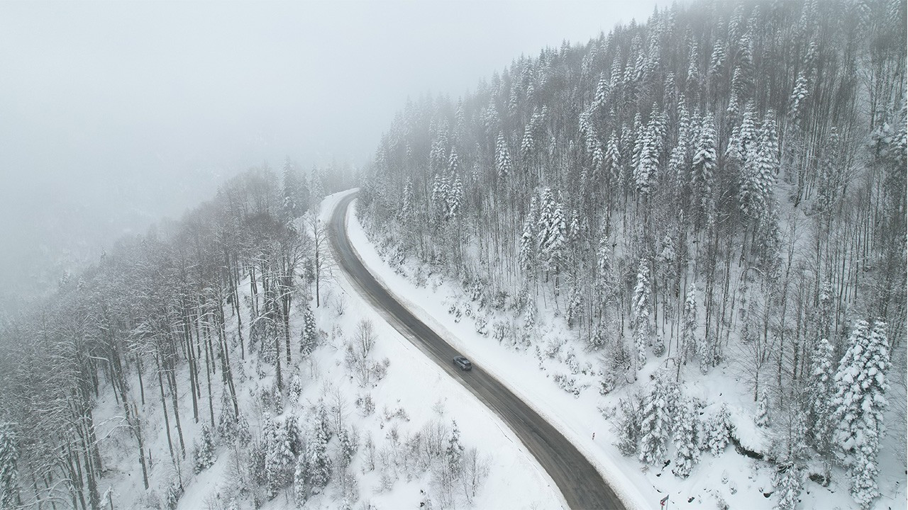 Karla kaplı ormanların güzelliği dronla kaydedildi
