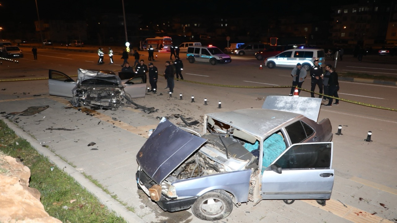 Antep'te iki otomobil çarpıştı: 2'si çocuk 7 yaralı