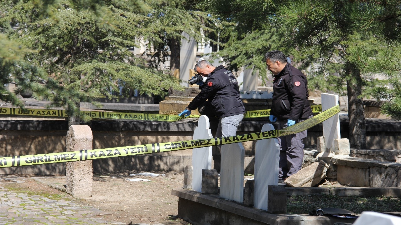 Kayseri'de bir mezarlıkta 4 aylık cenin bulundu
