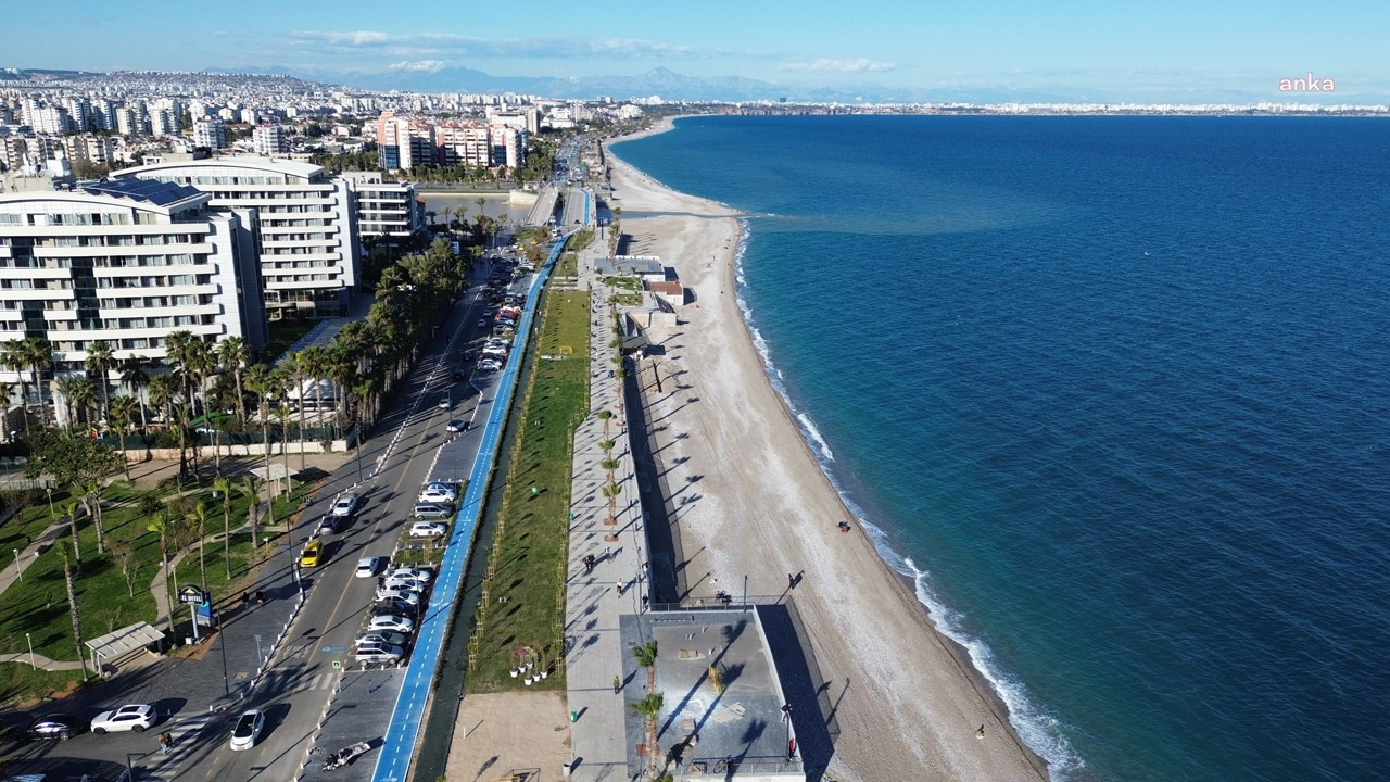 Konyaaltı Liman Halk Plajı'nın yeni haline Antalyalılardan yoğun ilgi