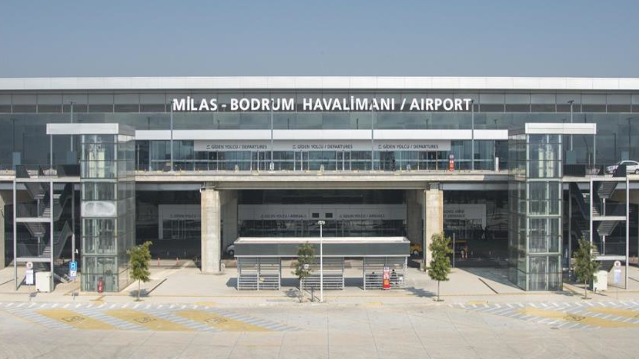 Milas-Bodrum Havalimanı'na sezonun ilk turistleri geldi