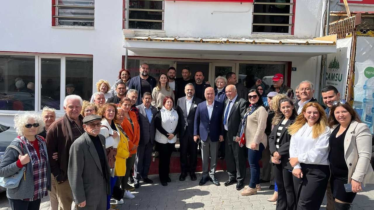Karaburun'da İYİ Parti'den istifa eden 46 kişi CHP'ye katıldı