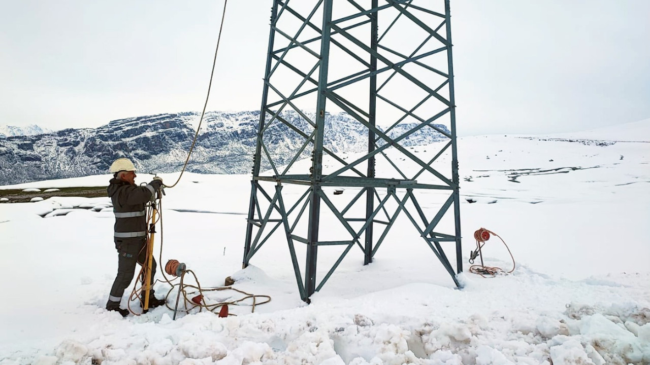 Siirt'te 12 köyün elektriği kesildi, ekipler kar içinde çalıştı