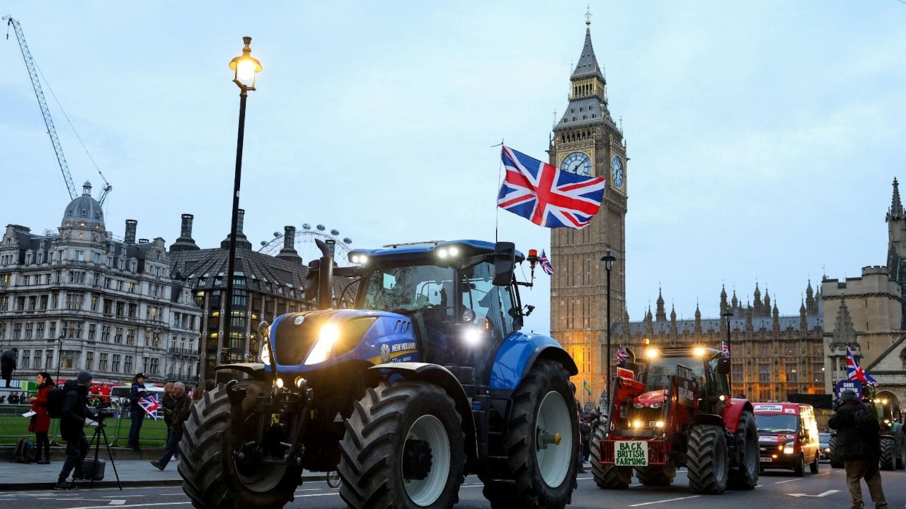 İngiltere'de çiftçiler traktörleriyle parlamento binasını turladı