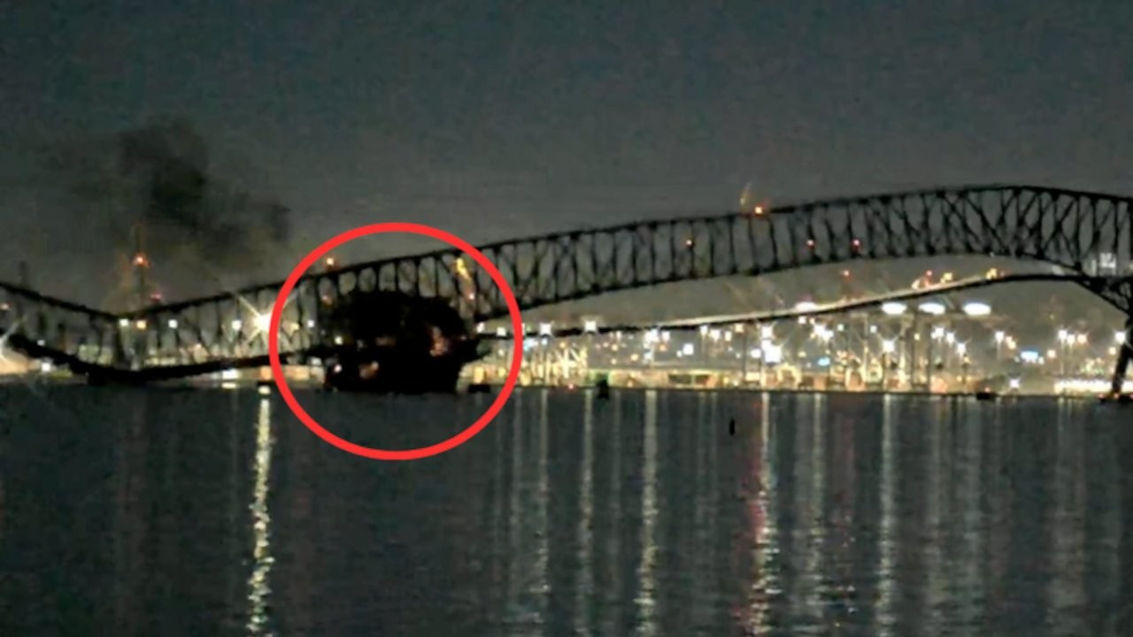 Kargo gemisi köprüyü yıktı