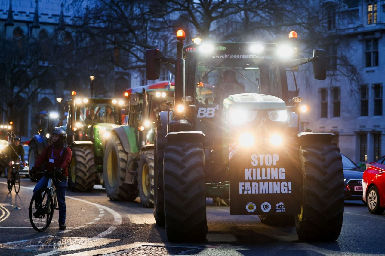 İngiltere'de çiftçiler traktörleriyle parlamento binasını turladı: 'Biz park görevlisi değiliz' - Sayfa 2