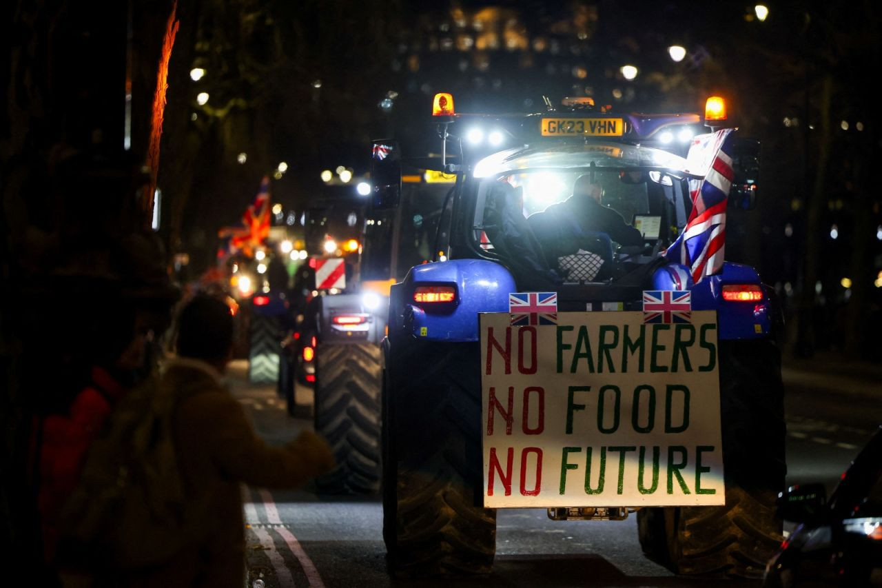 İngiltere'de çiftçiler traktörleriyle parlamento binasını turladı: 'Biz park görevlisi değiliz' - Sayfa 4