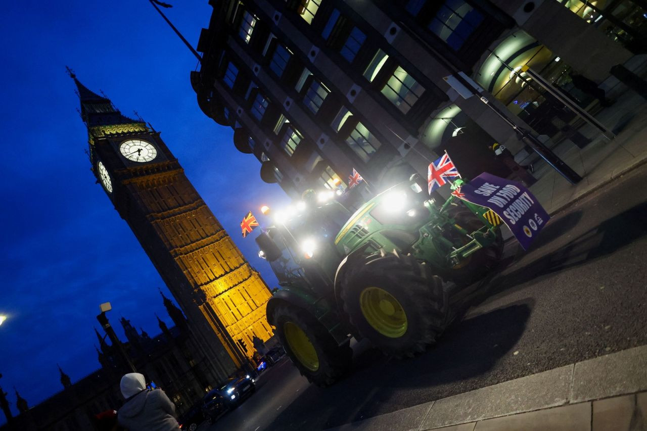 İngiltere'de çiftçiler traktörleriyle parlamento binasını turladı: 'Biz park görevlisi değiliz' - Sayfa 3