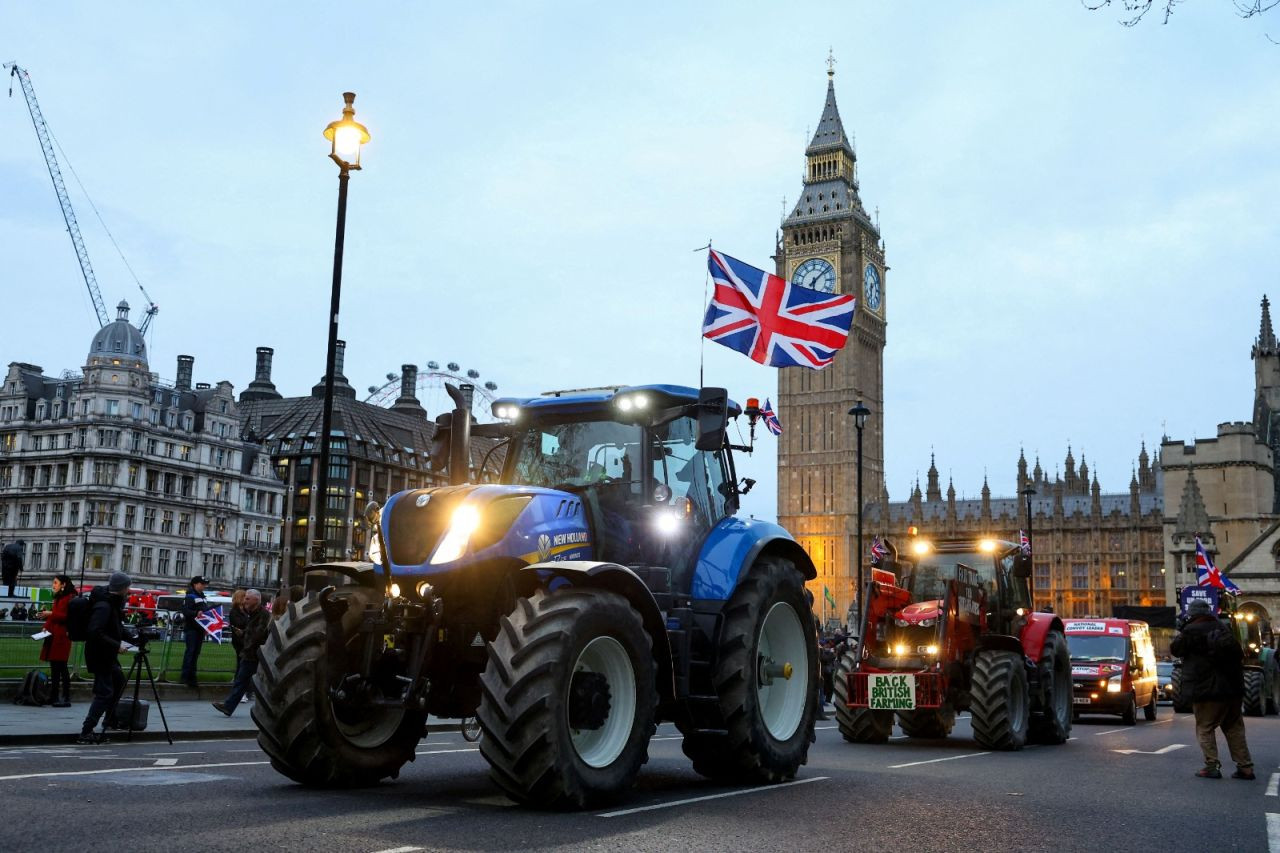 İngiltere'de çiftçiler traktörleriyle parlamento binasını turladı: 'Biz park görevlisi değiliz' - Sayfa 1