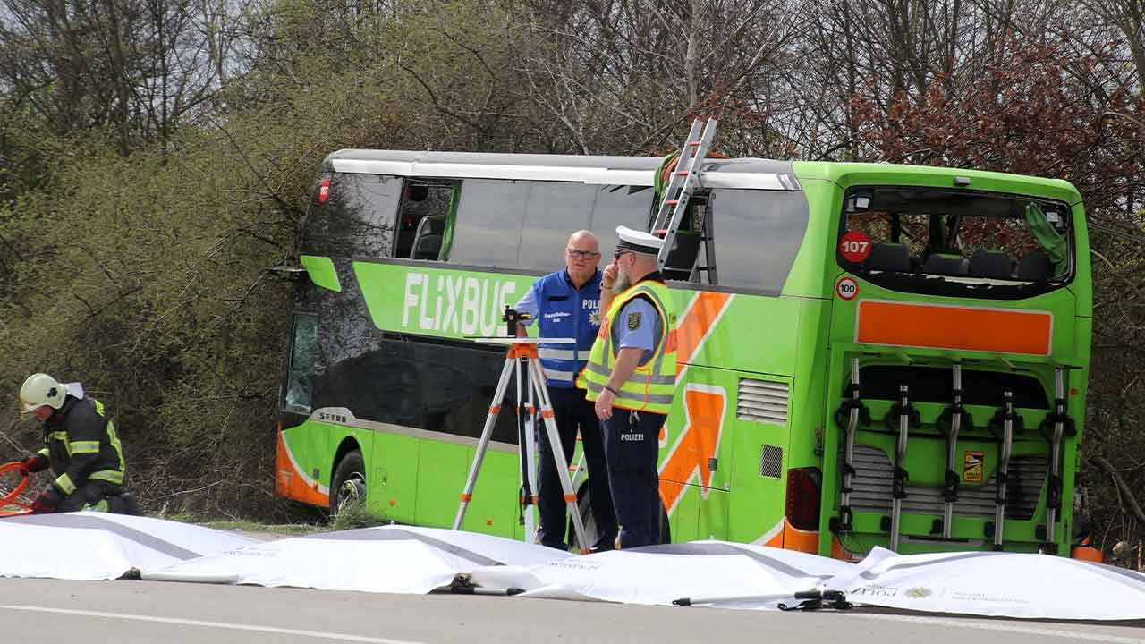 Almanya'da trafik kazası: 5 ölü