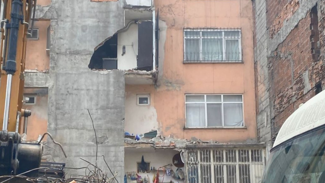 Riskli bina yıkılırken sağlam binanın duvarı da yıkıldı