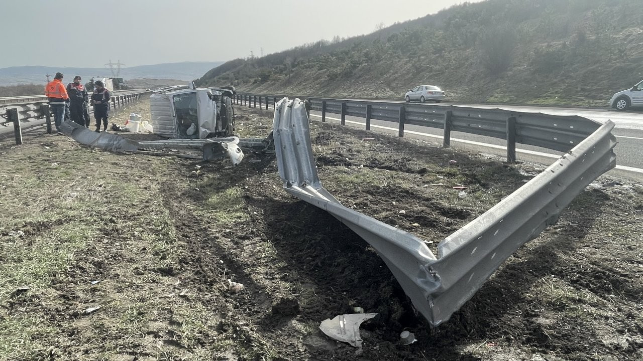Anadolu Otoyolu'nda bir araç bariyere çarptı: 1 yaralı
