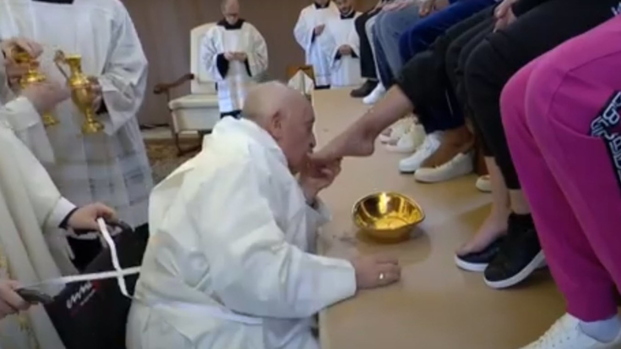 Papa, kadın mahkumların ayağını yıkadı