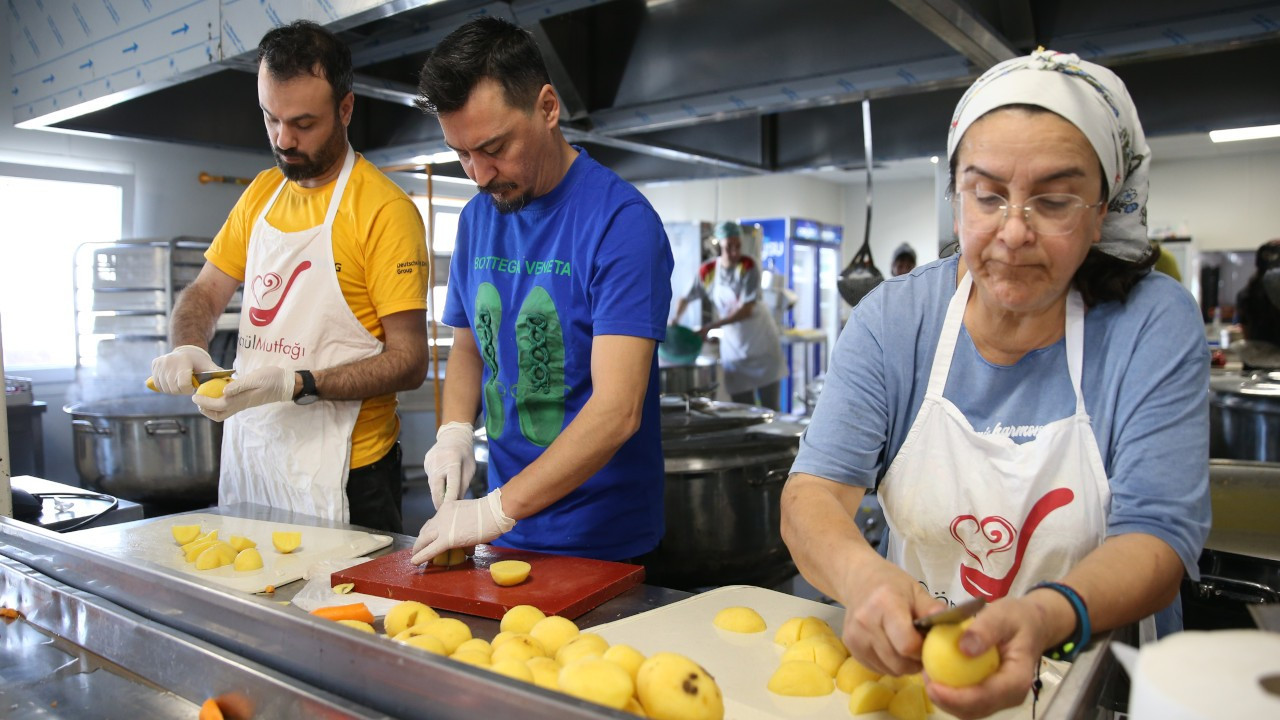 Hatay'da gönüllüler her gün 12 bin kişi için yemek hazırlıyor