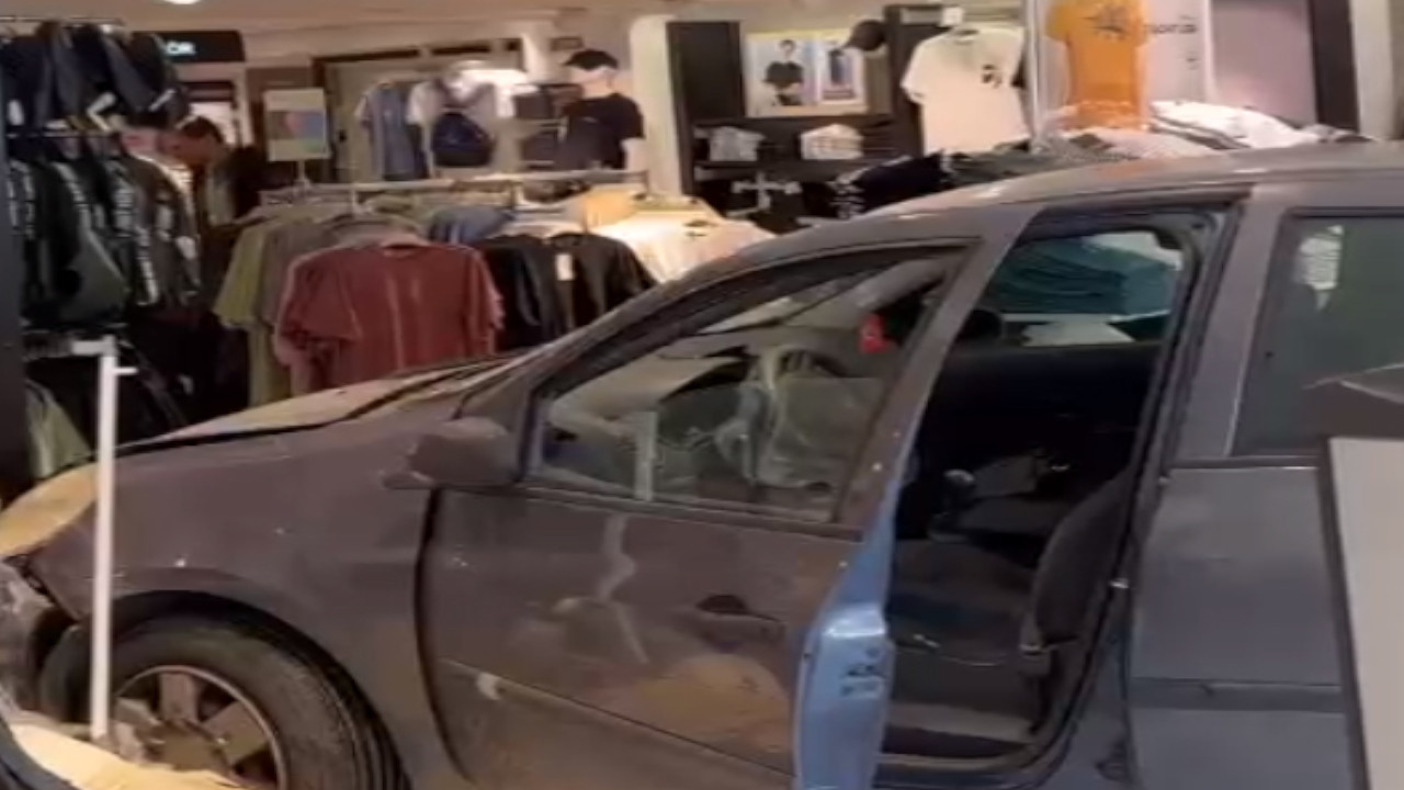 Adana'da otomobil mağazaya daldı