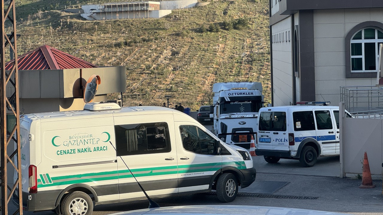 Antep'te yakıt tankerinde 2'si ölü halde 52 göçmen bulundu