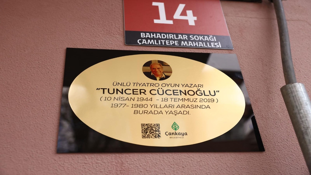 Tiyatro yazarı Tuncer Cücenoğlu'nun ismi yaşadığı eve asıldı