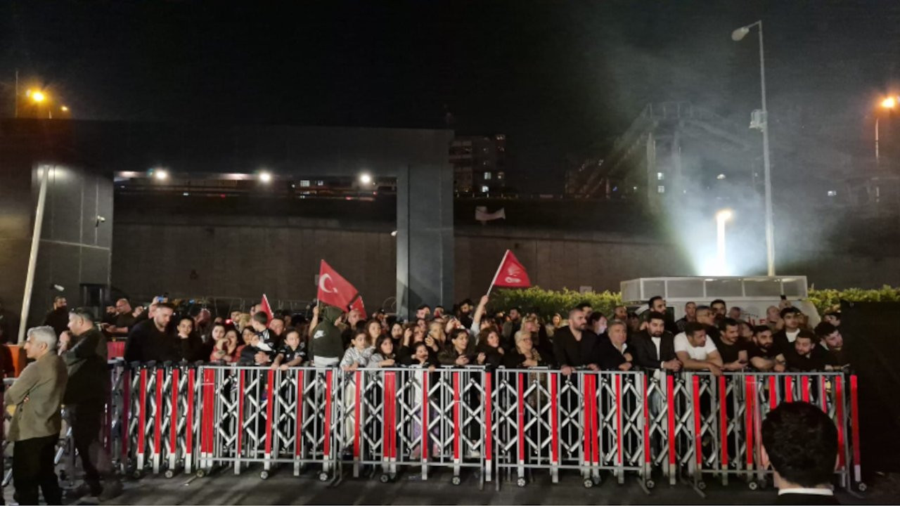 CHP İl Başkanlığı önünde davullu zurnalı kutlama başladı