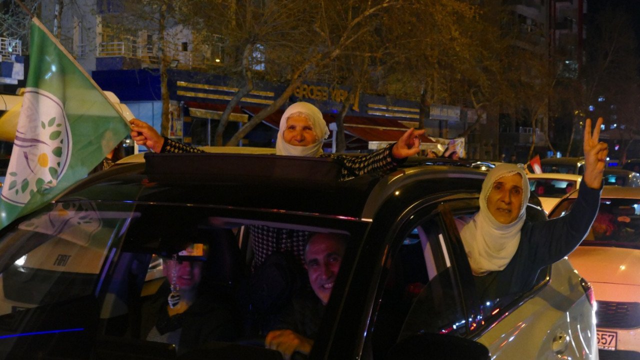 Diyarbakırlılar seçim sonuçlarını kutluyor