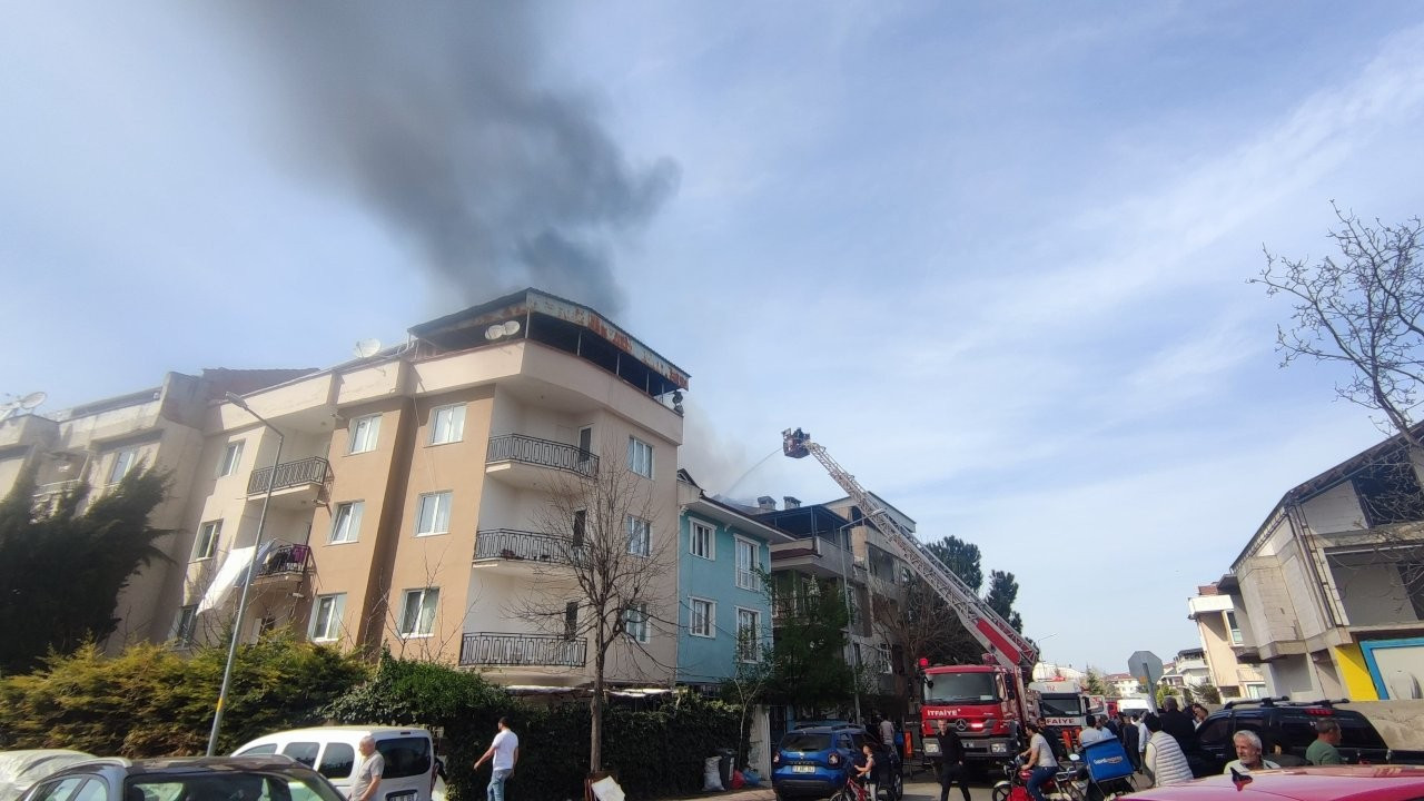 Bursa'da 3 katlı apartmanda çıkan yangın söndürüldü