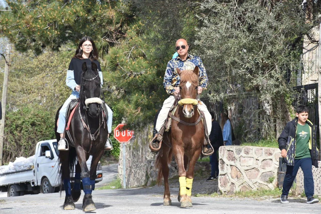 https://i.gazeteduvar.com.tr/storage/files/images/2024/03/31/izmirde-atlari-ile-oy-vermeye-geldi-m36b.jpg.webp