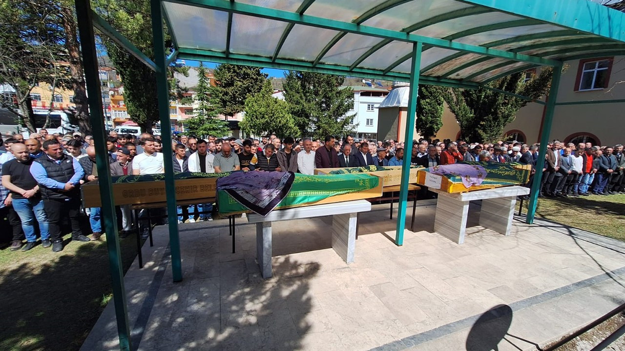 Çankırı'da üzerine tır devrilen otoda hayatını kaybedenler defnedildi
