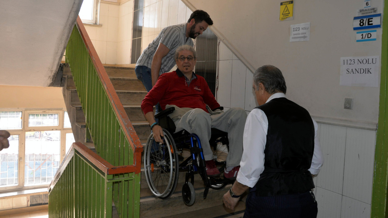 Bedensel engelli seçmen oy verme işlemi için 3. kata taşındı