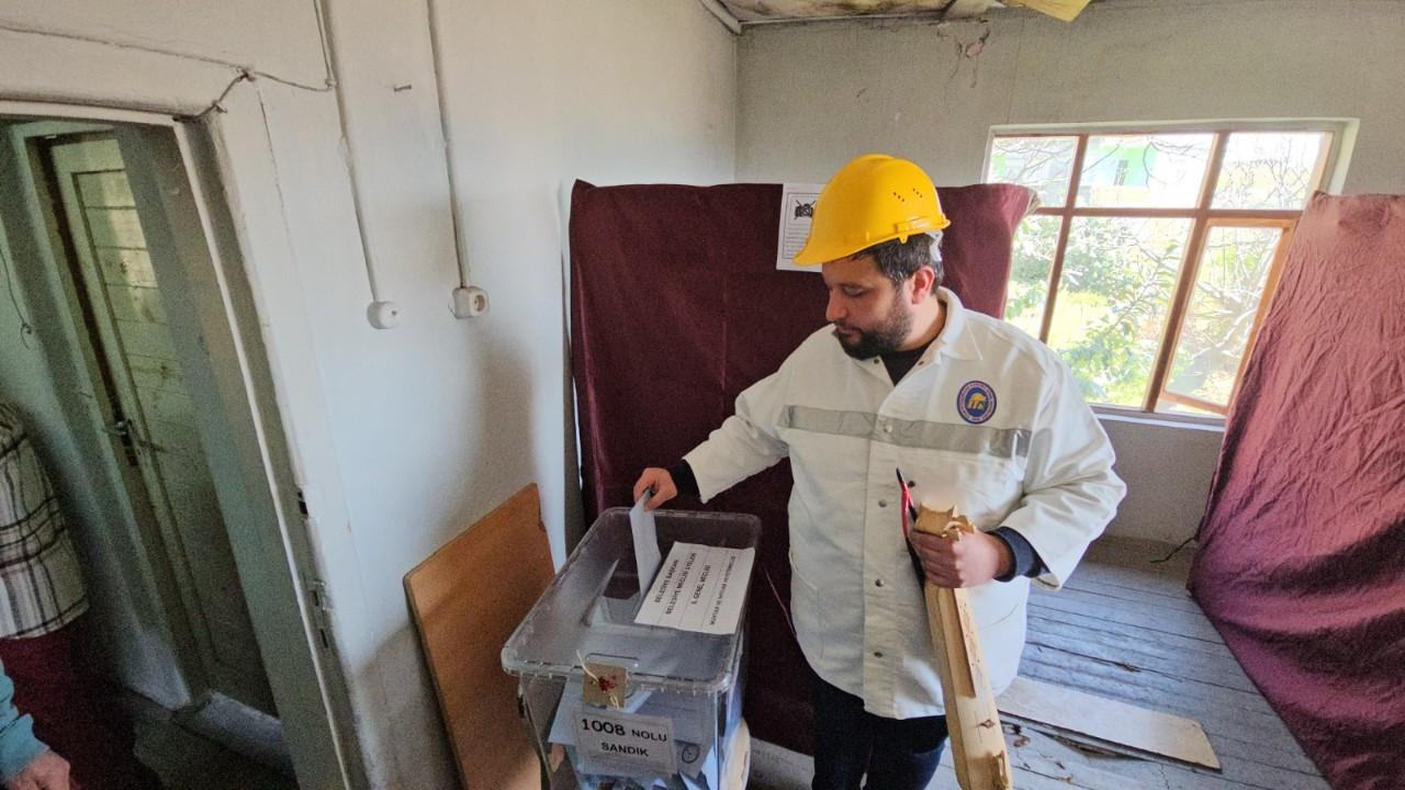 Zonguldak'ta bir işçi, iş kıyafetleri ve kemençesiyle oy kullandı