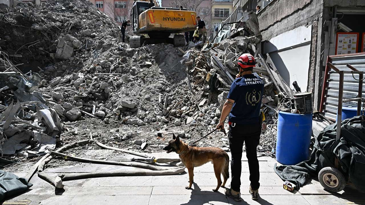 Ankara'da yıkımı yapılan bina çöktü: Enkaz altındaki işçi öldü