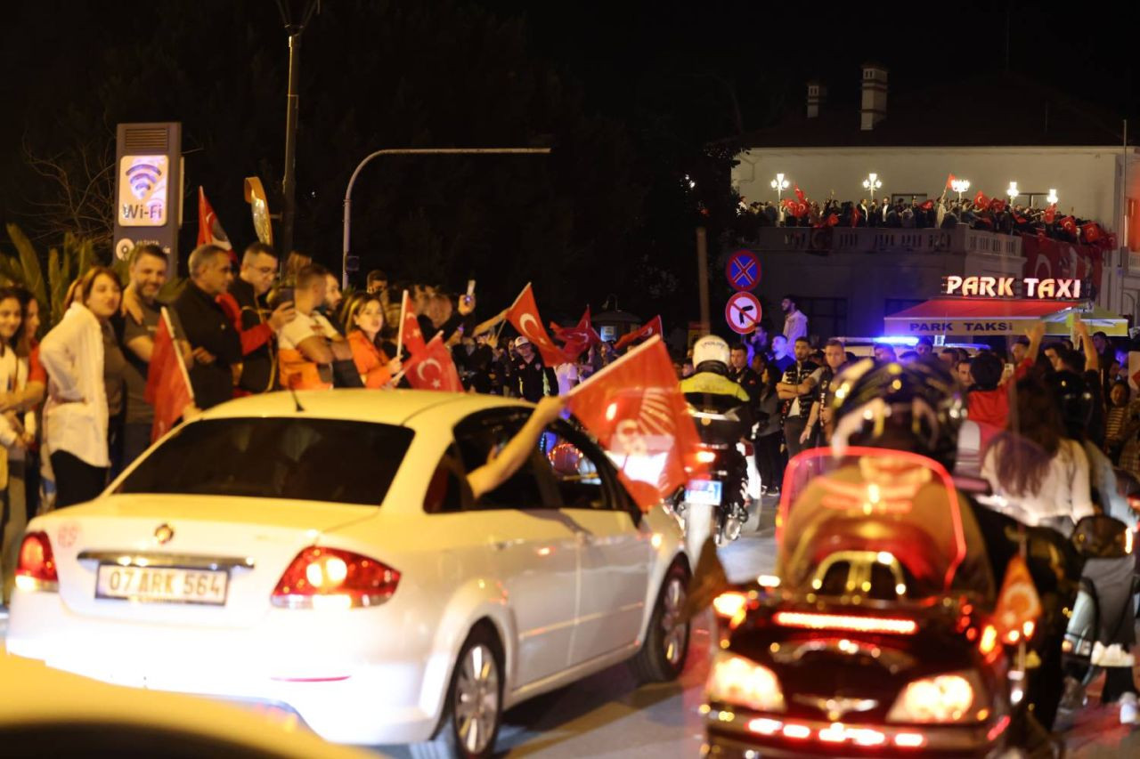 Antalya'da seçim kutlamaları sürüyor: Bana tarih yazdırdınız... - Sayfa 1